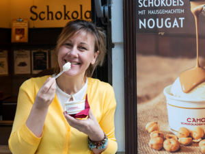 Susannißt ihr erstes Eis im Dresdner Schokoladen-Laden