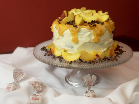 Sommerlicher Haselnuss-Pfirsich-Kuchen mit weißer Schokolade